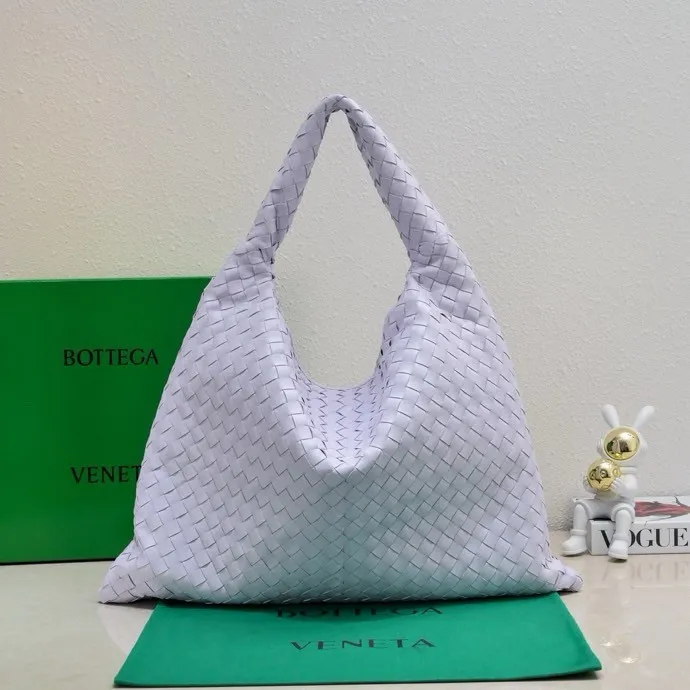 Batch 2160 #Bv New large HOP bag, the bag body and handles are made of a whole piece of woven leather. The bag body is soft and lazy. Hop symbolizes the praise of innovation and eternal craftsmanship [love]. The pyramid silhouette combines practicality and fashion. Modern and casual, the bag mouth is double-sided closed design, more convenient and safe! The cowhide texture also makes the bag more wear-resistant and durable. A must-have for fashionable ladies who like minimalism yet comfortable and casual! Size: 54x24x13, Model: 3970#
